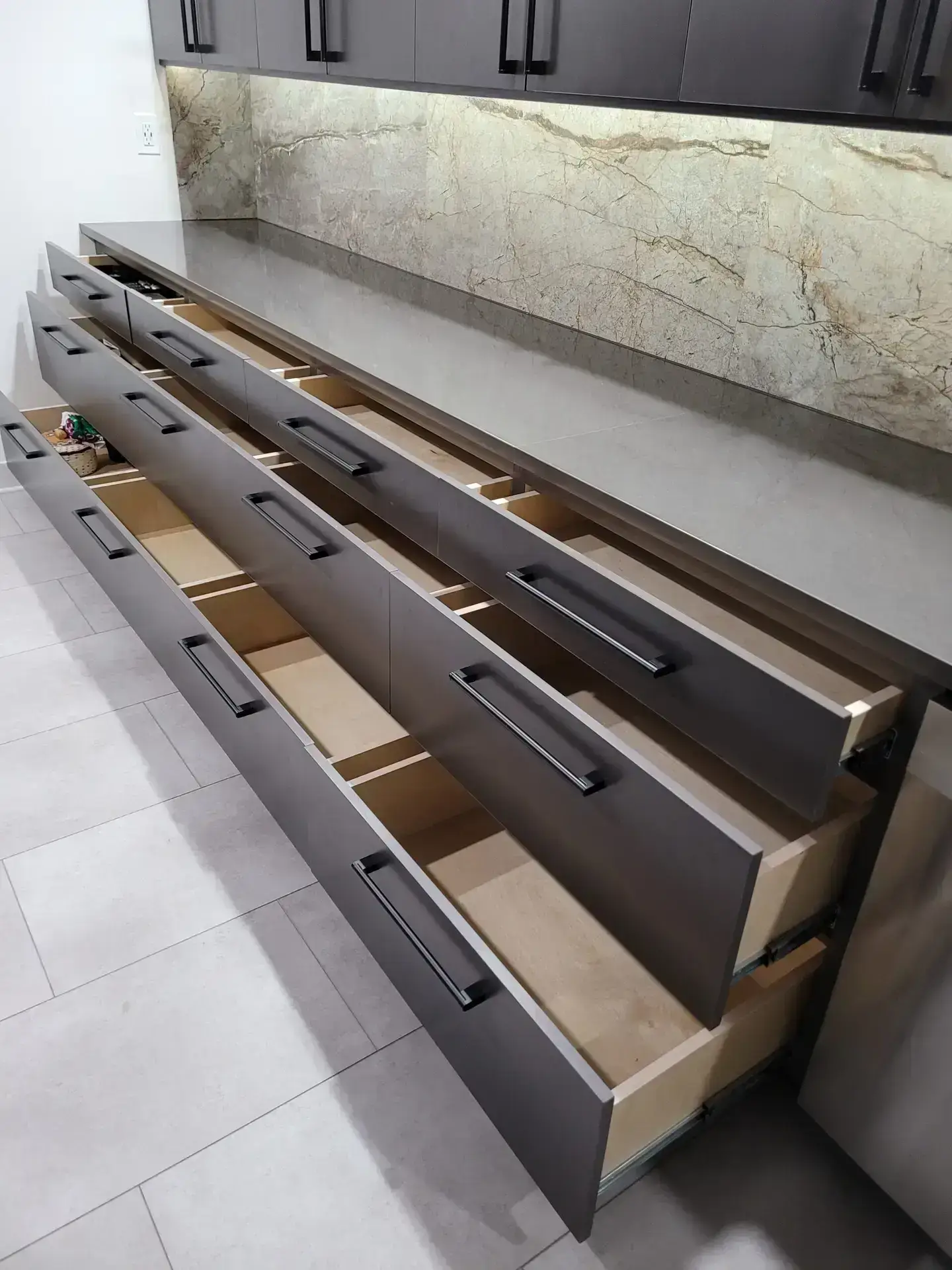Modern grey kitchen cabinets with drawers - Echos Wood Design
