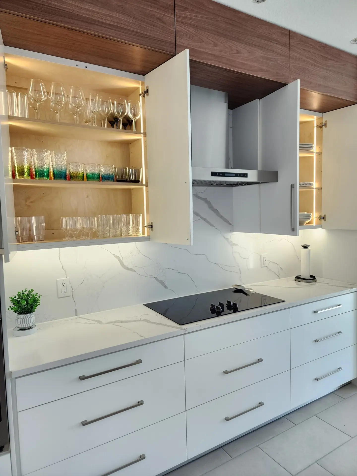 Modern white kitchen cabinetry - Echos Wood Design